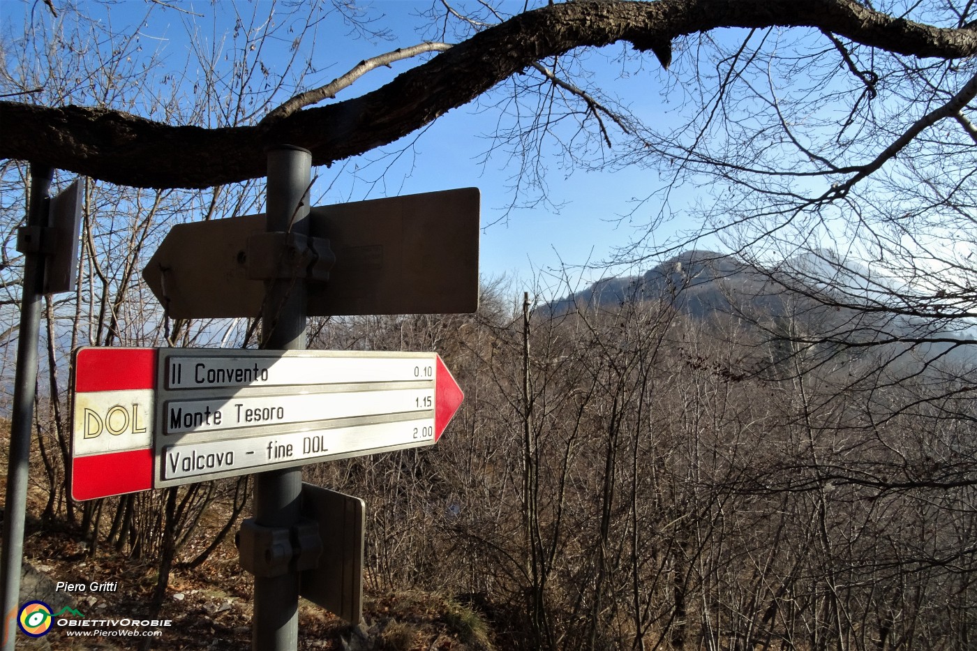 40 Dal Pertus indicazioni con vista per il Monte Tesoro....JPG